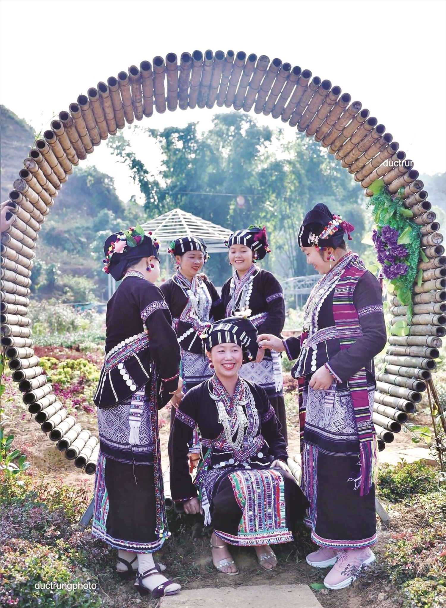 Phụ nữ dân tộc Lự trong trang phục truyền thống.