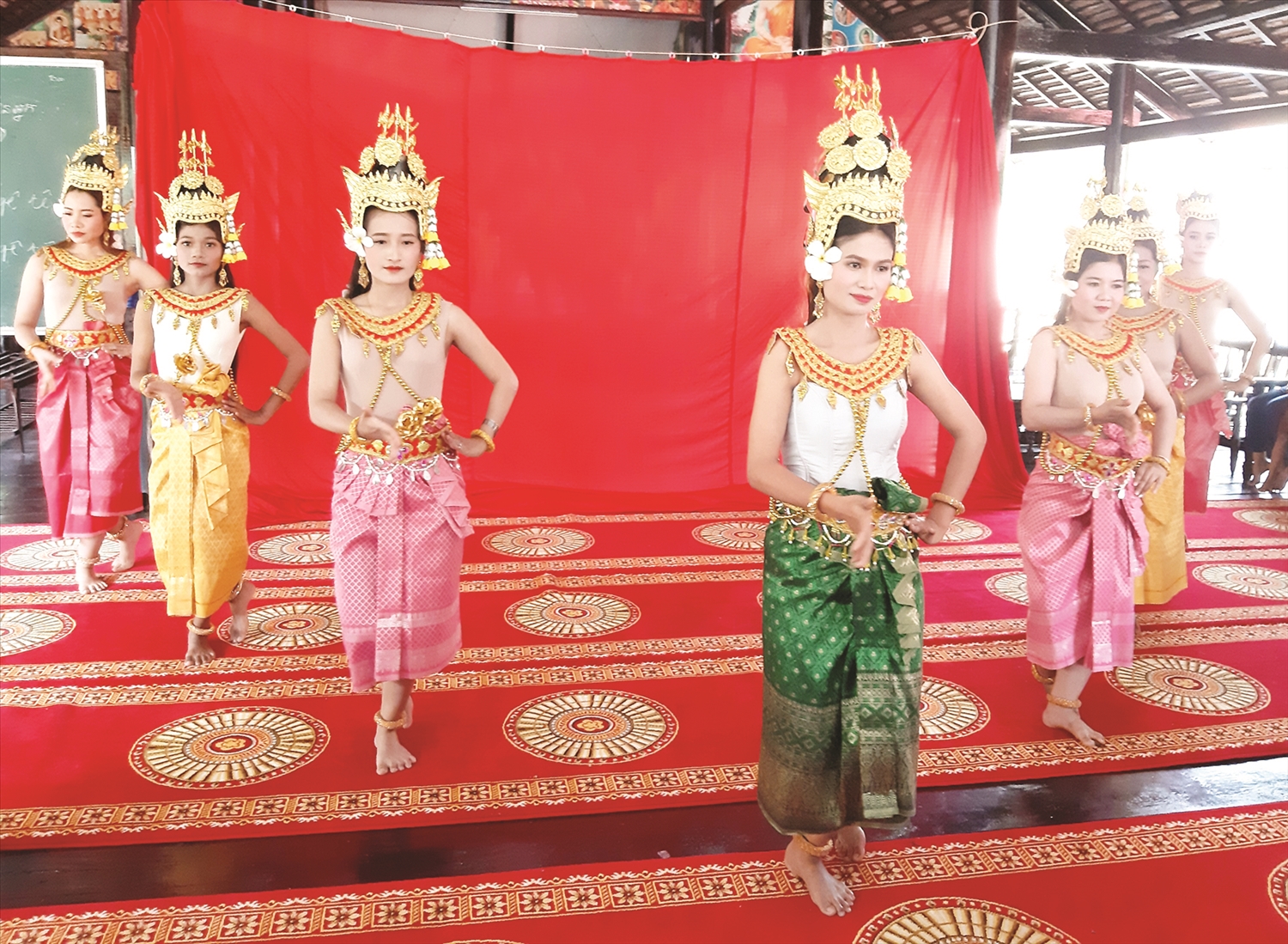 Thiếu nữ Khmer chùa Xiêm Cán trong điệu múa Apsara mượt mà, uyển chuyển. 