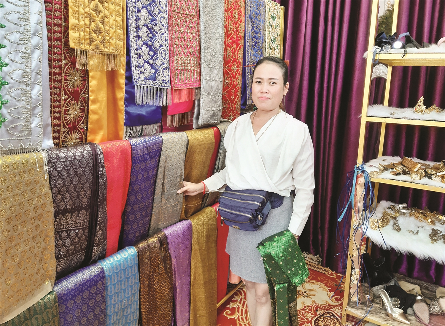 Chị Thạch Sa Ry, phụ trách điểm cho thuê trang phục truyền thống dân tộc Khmer ở phường 5, TP. Sóc Trăng giới thiệu những bộ trang phục truyền thống dân tộc Khmer để du khách lựa chọn.