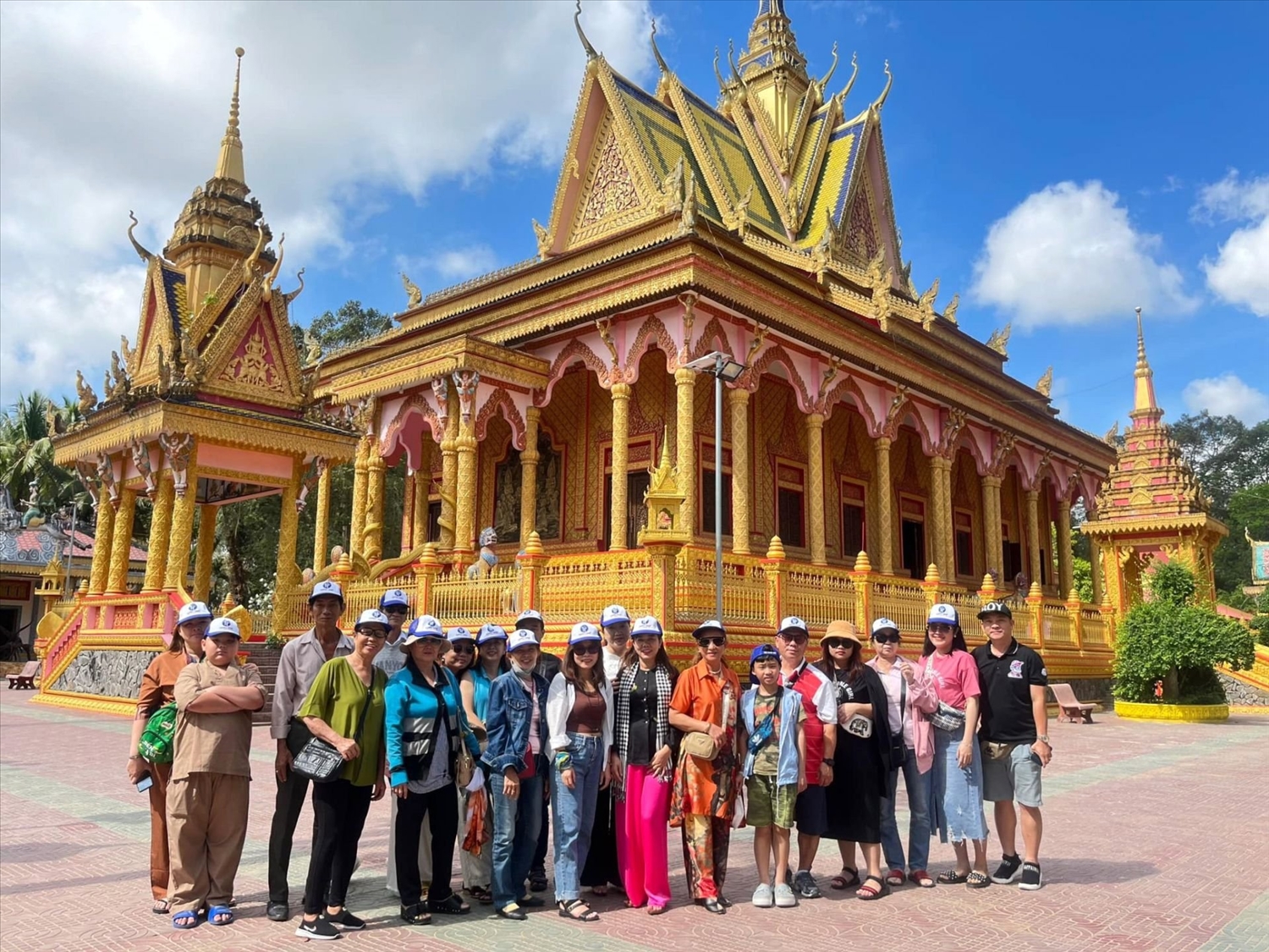 Du khách chụp ảnh lưu niệm tại chùa Pisesaram xã Bình Phú, huyện Càng Long, tỉnh Trà Vinh. Ảnh TL