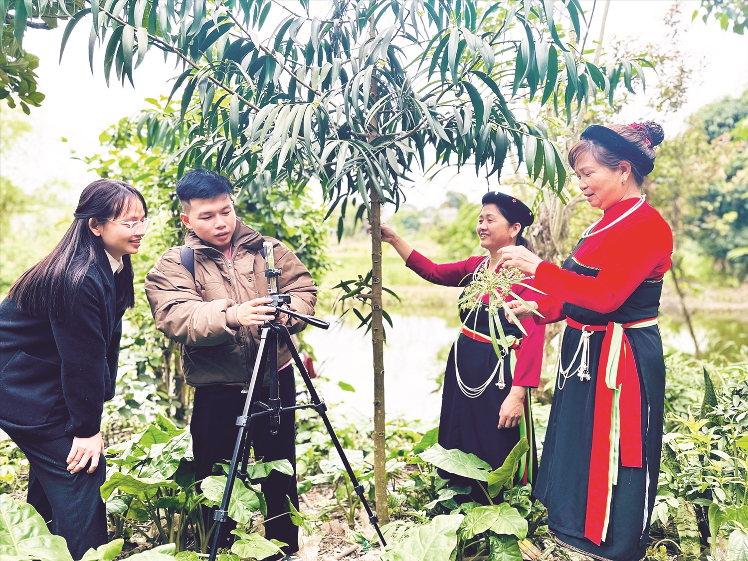 Lương y Phan Thị Lai và Âu Thị Sinh, thôn Đoàn Kết, xã Đội Bình, huyện Yên Sơn thực hiện video ngắn giới thiệu về các bài thuốc dân tộc Cao Lan.
