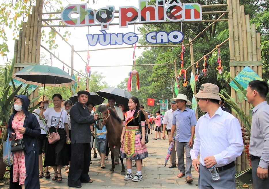 Không gian phiên chợ tại "Ngôi nhà chung"