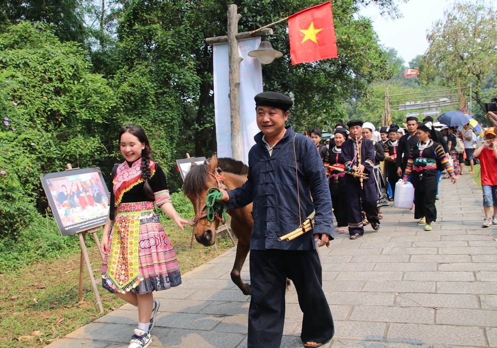 Phiên chợ là sự kết hợp giữa không gian hội xuống chợ và chơi chợ