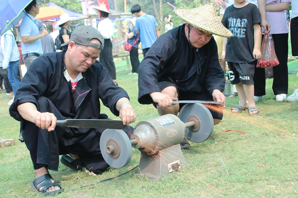 Giới thiệu nghề rèn dao xã Phúc Sen, huyện Quảng Uyên, tỉnh Cao Bằng nổi tiếng lâu đời của người Nùng An