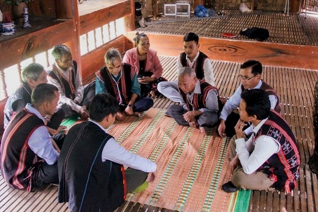 Lớp học hát lý của người Cơ Tu được tổ chức đều đặn mỗi cuối tuần ở nhà Gươl thôn Tà Lang (xã Hòa Bắc). Ảnh: Tư liệu