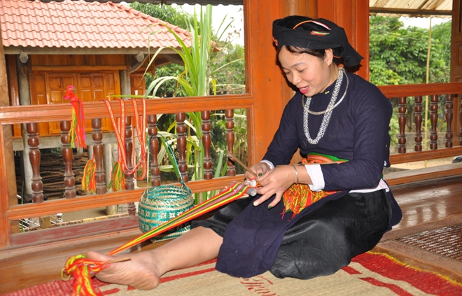 Phụ nữ dân tộc Tày xã Mường Lai lưu giữ, bảo tồn và phát huy nghề thêu, dệt thổ cẩm. Ảnh Tư liệu