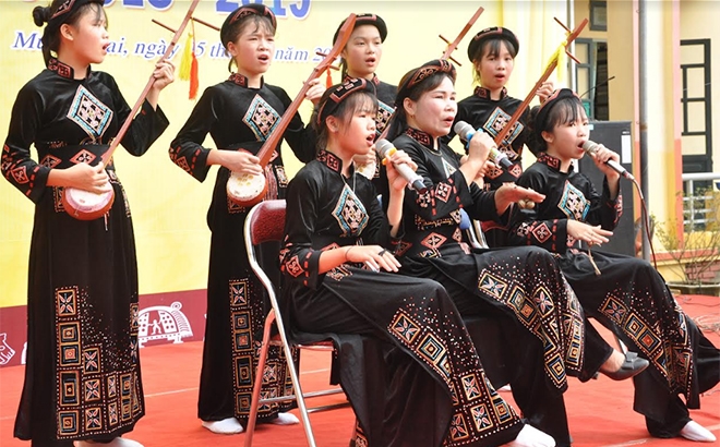 Học sinh Trường TH&THCS xã Mường Lai, huyện Lục Yên biểu diễn hát khắp, cọi trong Lễ khai giảng năm học mới.
