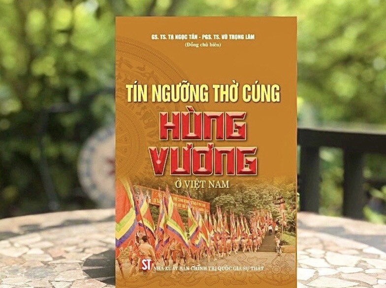 Cuốn sách Tín ngưỡng thờ cúng Hùng Vương ở Việt Nam, do Giáo sư, Tiến sỹ Tạ Ngọc Tấn và Phó Giáo sư, Tiến sĩ Vũ Trọng Lâm đồng chủ biên. 