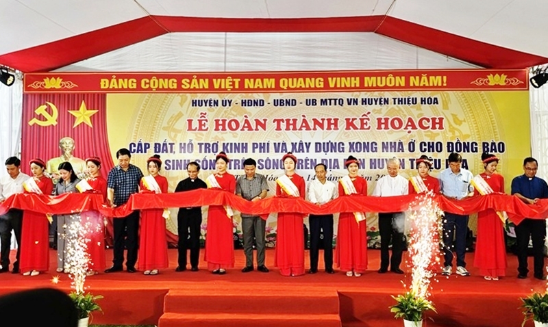 Những năm qua tỉnh Thanh Hoá thực hiện có hiệu quả chủ trương cấp đất, hỗ trợ kinh phí xây dựng nhà ở để đưa đồng bào sinh sống trên sông lên bờ ổn định cuộc sống