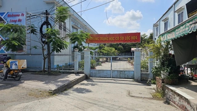 Trường THCS Lộc Hòa nơi xảy ra vụ nghi ngộ độc khí từ ""bóng thối"