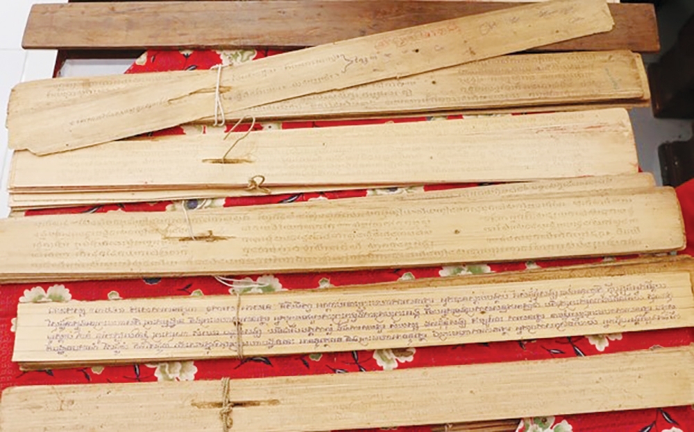 Những bản Kinh lá buông hiện còn lưu giữ ở một số chùa tại An Giang. Ảnh: Trọng Tín
