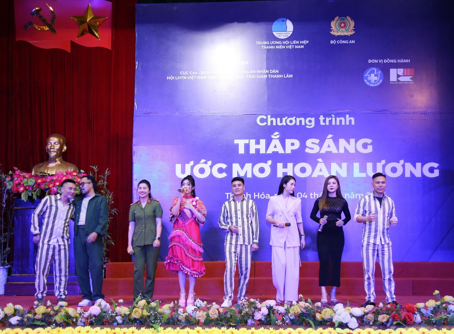 Phần giao lưu văn nghệ giữ các nghệ sĩ trẻ của CLB văn nghệ sĩ trẻ Việt Nam như: Hà Myo, Raper Rica, Quỳnh Anh… với cán bộ chiến sỹ, phạm nhân trại giam Thanh Lâm