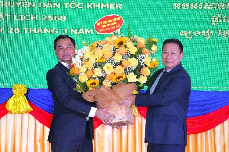 Chủ tịch UBND tỉnh Tây Ninh Nguyễn Thanh Ngọc (bên phải) tặng hoa chúc mừng Tết cổ truyền đến Ngài Tỉnh trưởng tỉnh Tboung Khmum