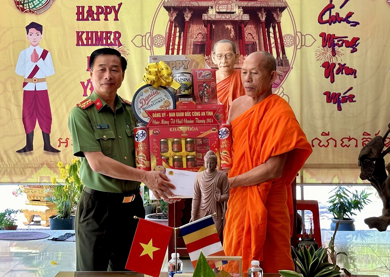 Đại tá Đào Hải Đăng, Phó Giám đốc Công an tỉnh thăm, tặng quà chùa Cà Nhung, Hoà thượng Danh Đổng – Trụ trì chùa tiếp nhận.