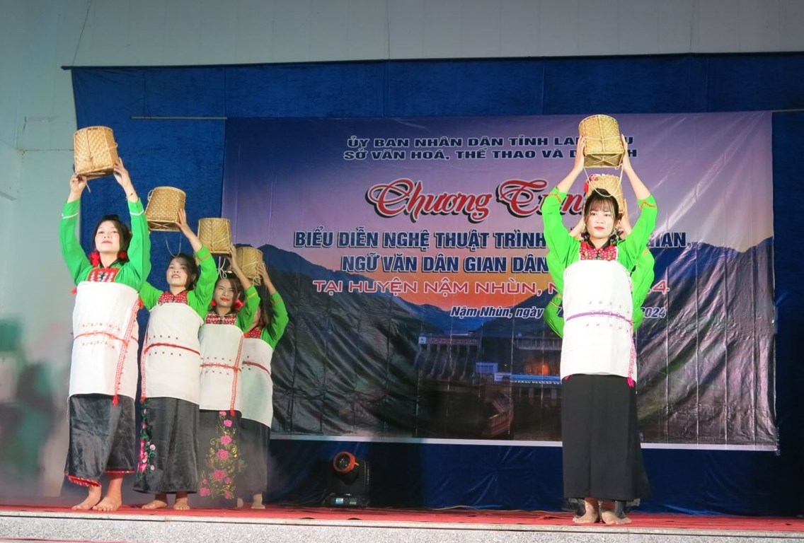 Tiết mục múa ""Châu la dỉ" (Đi hái rau) của Đội văn nghệ quần chúng dân tộc Mảng, xã Nậm Pì.