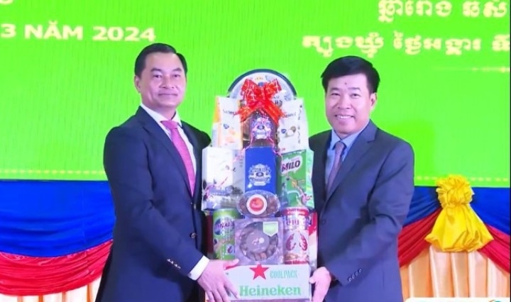 Ủy viên Trung ương Đảng, Bí thư Tỉnh ủy Bình Phước Nguyễn Mạnh Cường (bên phải) chúc Tết, tặng quà lãnh đạo tỉnh Tbong Khmum
