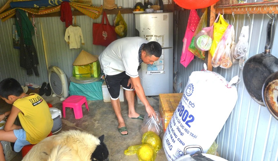Một gia đình ở bản Hoà Sơn, xã Tà Cạ bị lũ quét cuốn trôi mất nhà phải đến ở nhờ nhà mẹ ruột trong căn lều chật chội. Ảnh: Văn Trườngg