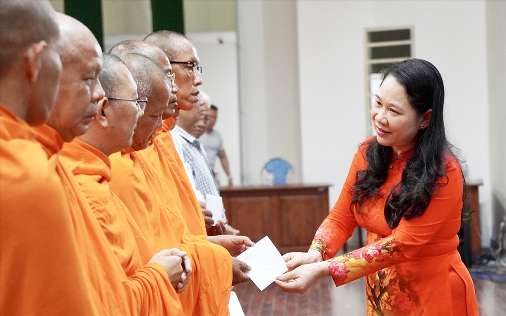 Thứ trưởng, Phó Chủ nhiệm Ủy ban Dân tộc Nông Thị Hà tặng quà cán bộ hưu trí và Người có uy tín tham dự Họp mặt