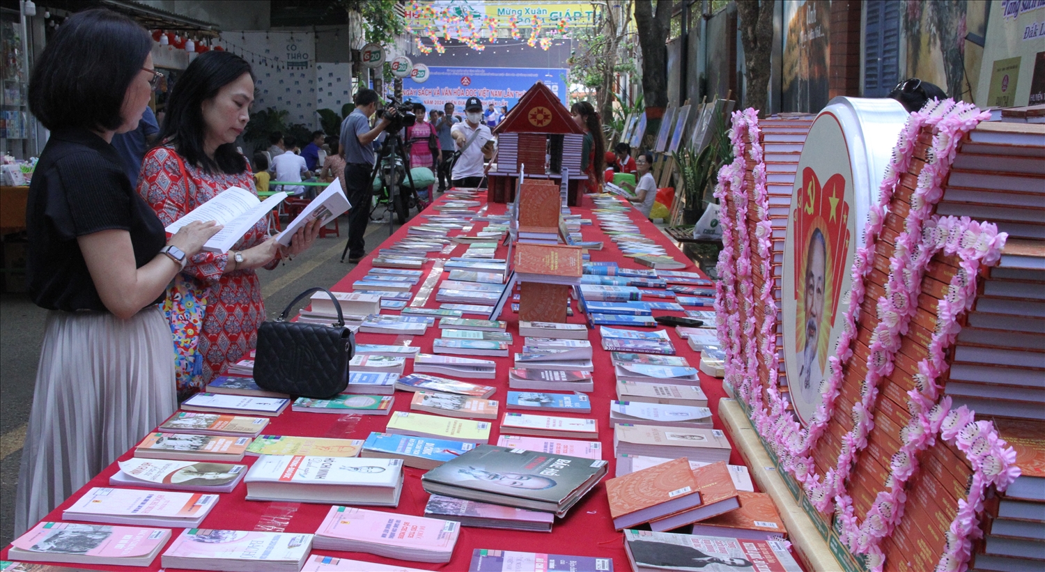 Sách được trưng bày theo chủ đề Học tập và làm theo tư tưởng, đạo đức, phong cách Hồ Chí Minh