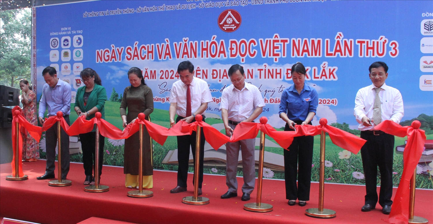 Cắt băng Khai mạc Ngày sách và Văn hóa đọc Việt Nam năm 2023 tại Đắk Lắk