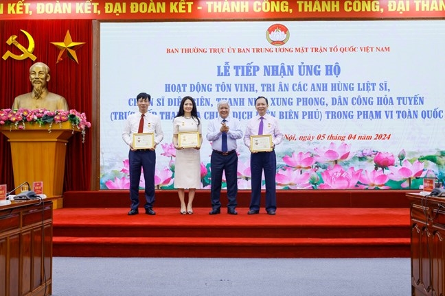 Bí thư Trung ương Đảng Đỗ Văn Chiến trao kỷ niệm chương 