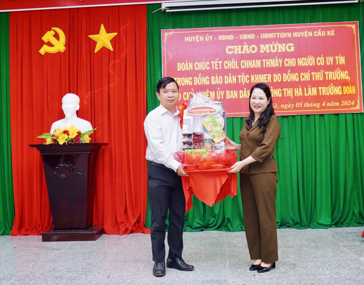 Thứ trưởng, Phó Chủ nhiệm Nông Thị Hà thăm chúc tết Chôl Chnăm Thmây tại huyện Cầu Kè 6