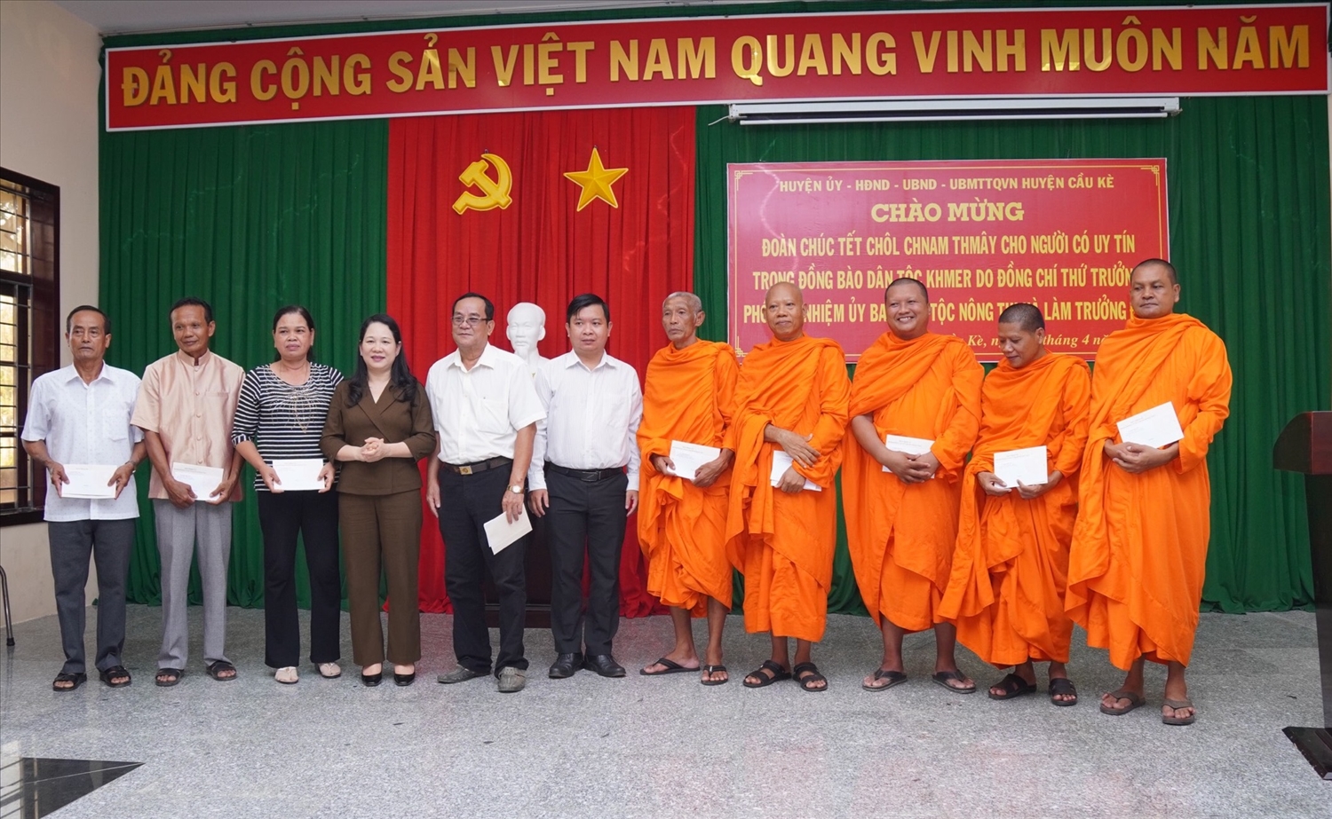 Thứ trưởng, Phó Chủ nhiệm Nông Thị Hà thăm chúc tết Chôl Chnăm Thmây tại huyện Cầu Kè 2