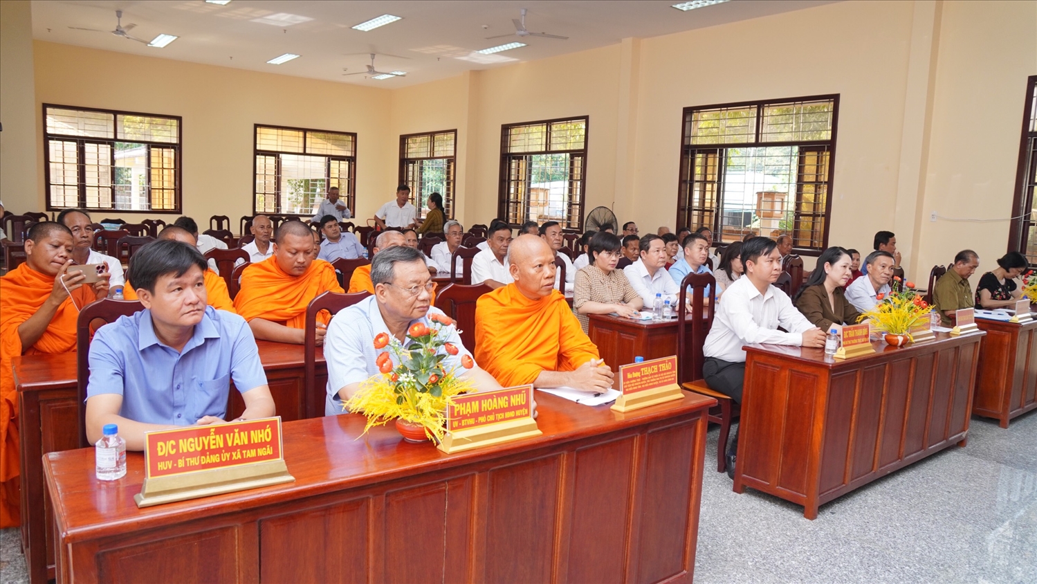 Thứ trưởng, Phó Chủ nhiệm Nông Thị Hà thăm chúc tết Chôl Chnăm Thmây tại huyện Cầu Kè