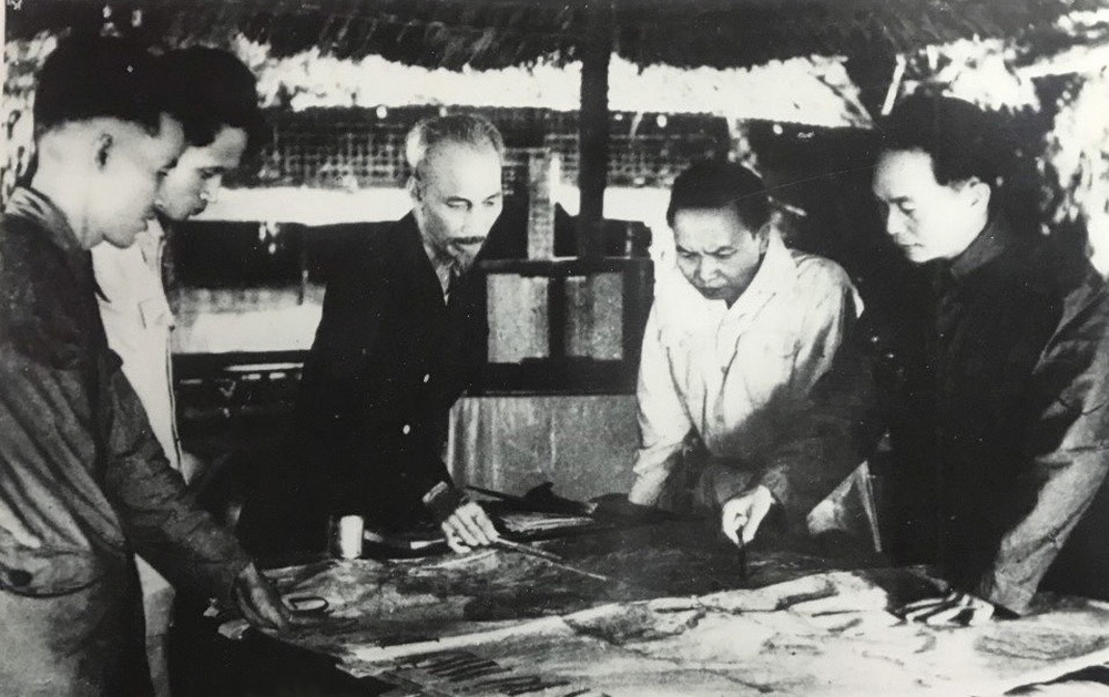 Chủ tịch Hồ Chí Minh cùng các đồng chí Trường Chinh, Phạm Văn Đồng, Võ Nguyên Giáp họp bàn quyết định mở chiến dịch Điện Biên Phủ tháng 12/1953.