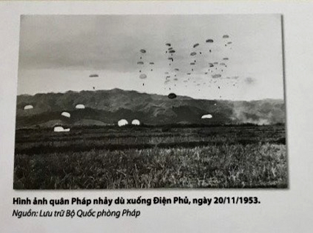 Hình ảnh quân Pháp nhảy dù xuống Điện Biên Phủ 20/11/1953.
