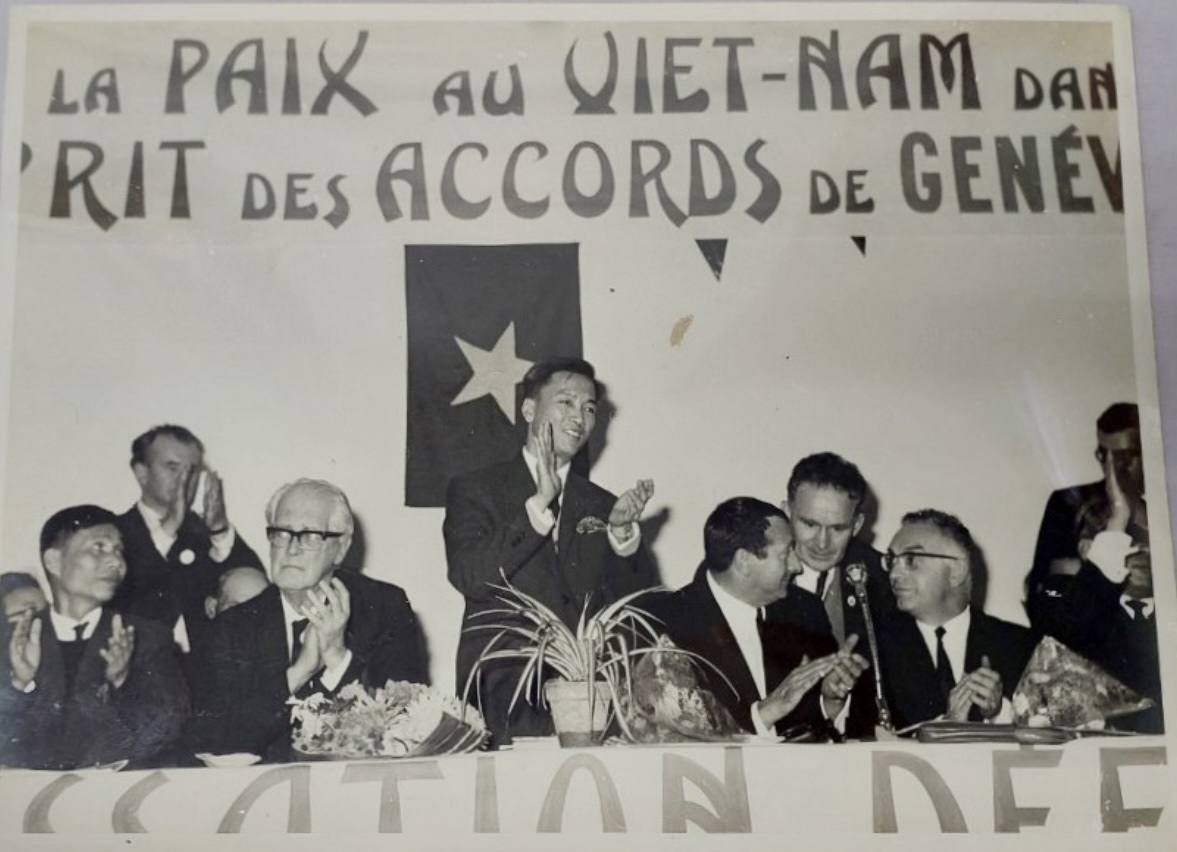Đại tá, đại sứ Hà Văn Lâu dự mít tinh tại Pháp ủng hộ Việt Nam thi hành hiệp định Gieneva năm 1963