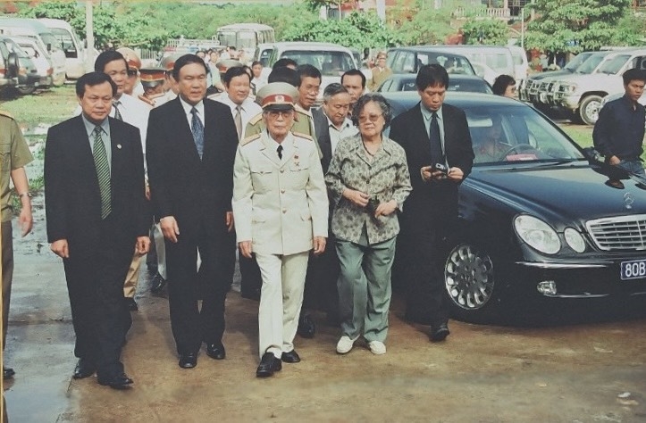 Đại tướng Võ Nguyên Giáp trở về thăm chiến trường Điện Biên Phủ.