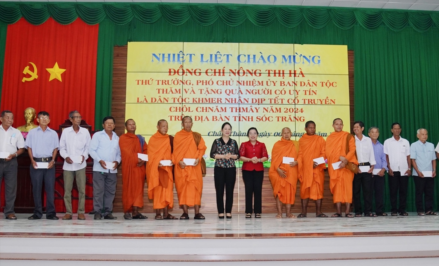 Thứ trưởng , Phó Chủ nhiệm Nông Thị Hà thăm, chúc tết Chôl Chnăm Thmây tại huyện Châu Thành (Sóc Trăng) 3