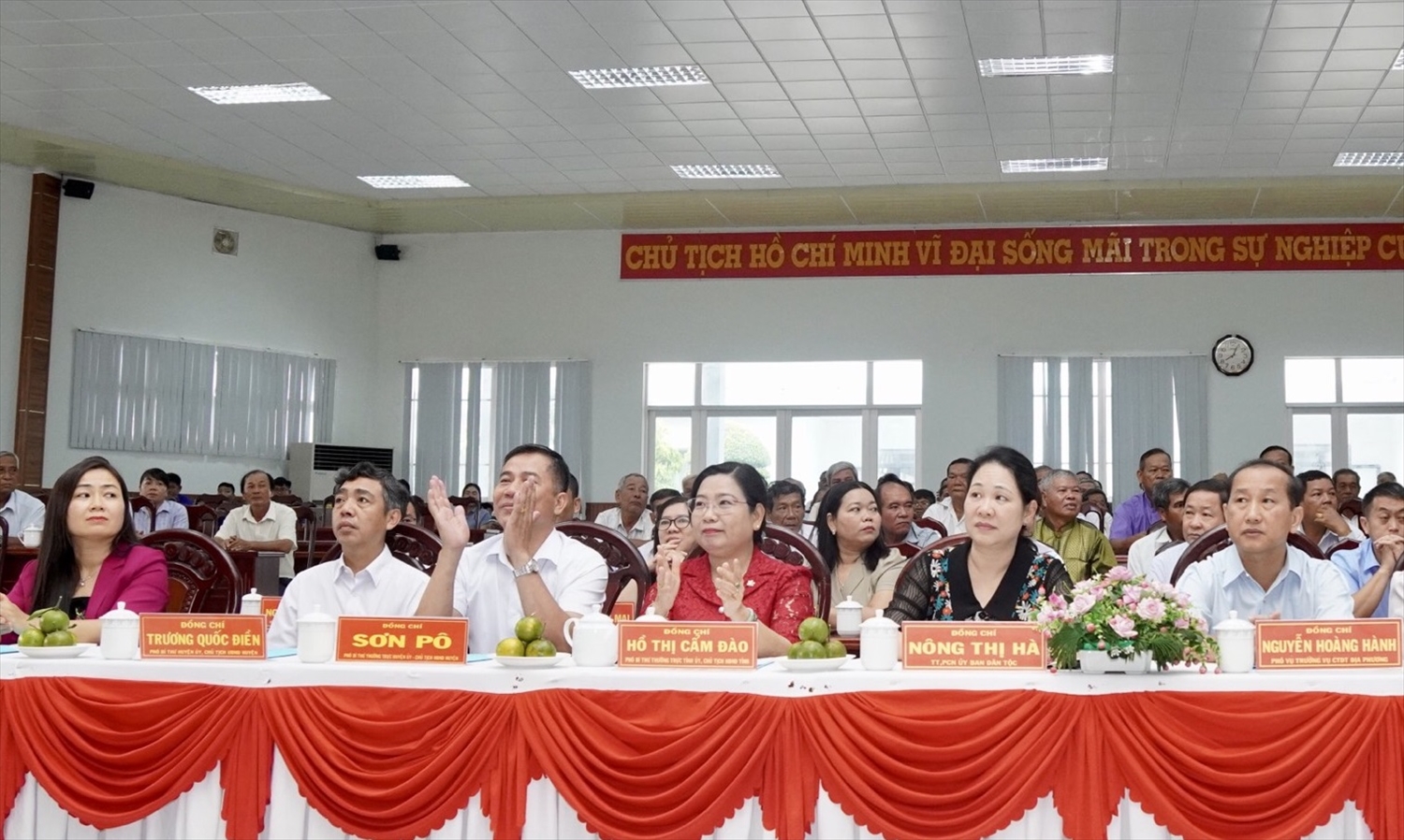 Thứ trưởng , Phó Chủ nhiệm Nông Thị Hà thăm, chúc tết Chôl Chnăm Thmây tại huyện Châu Thành (Sóc Trăng)