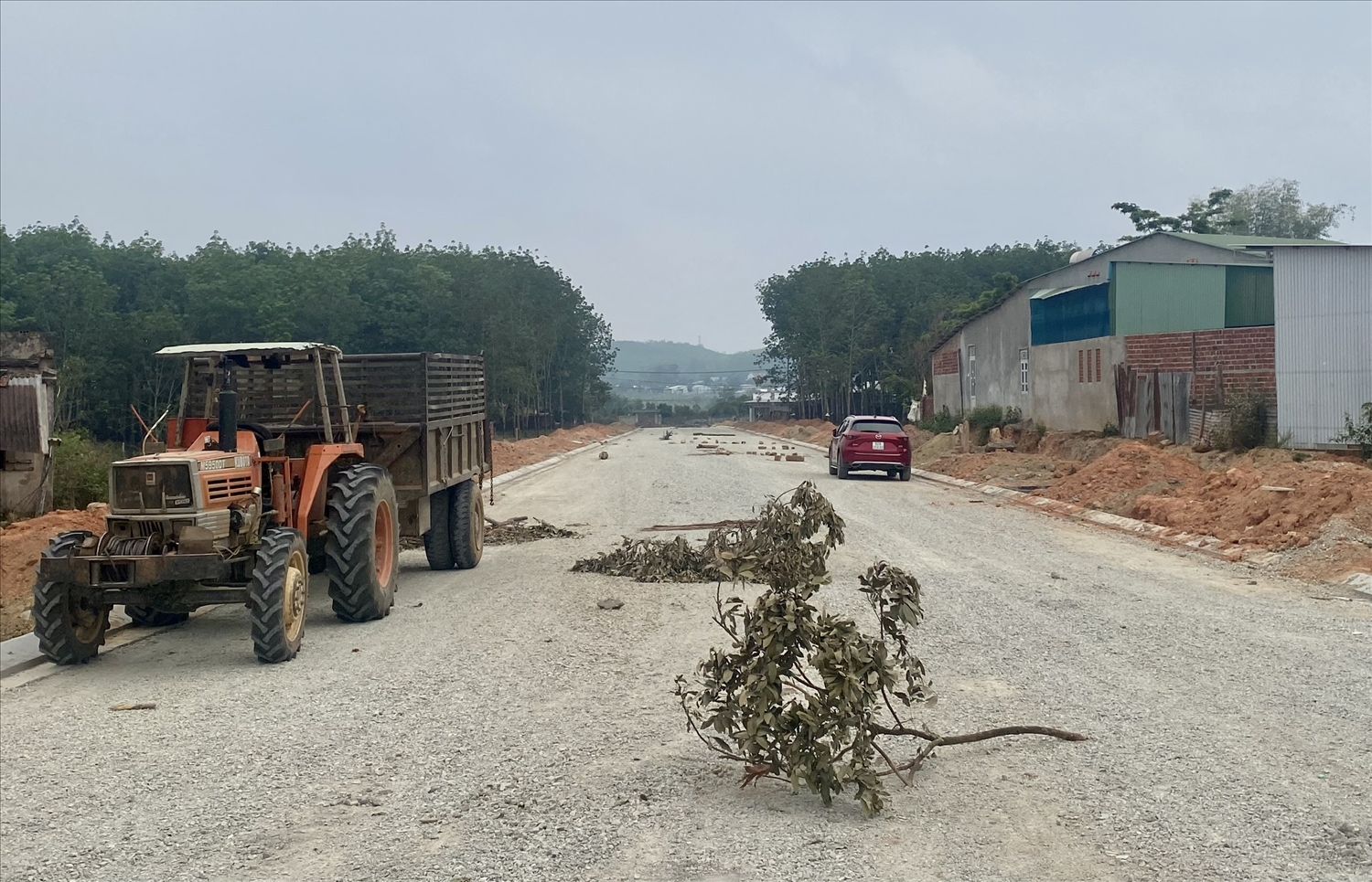 Người dân dùng cây, gạch, đá ngăn không cho các đơn vị tiếp tục thi công đường Phan Bội Châu