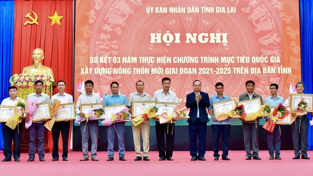 Các tập thể có thành tích xuất sắc trong phong trào thi đua “Gia Lai chung sức xây dựng NTM” giai đoạn 2021 - 2023 vinh dự nhận bằng khen của Chủ tịch UBND tỉnh Gia Lai