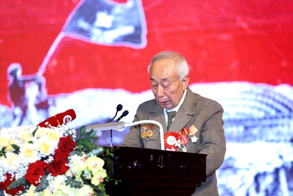 Bác Nguyễn Bá Viết, chiến sĩ Điện Biên đang sinh sống tại (Thanh Hóa) ôn lại kỷ niệm những năm tháng hào hùng 