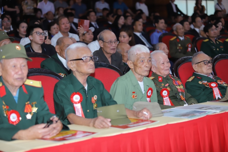Buổi lễ có sự góp mặt quan trọng của các chiến sĩ Điện Biên, thanh niên xung phong, dân công hỏa tuyến từng trực tiếp tham gia chiến dịch Điện Biên Phủ