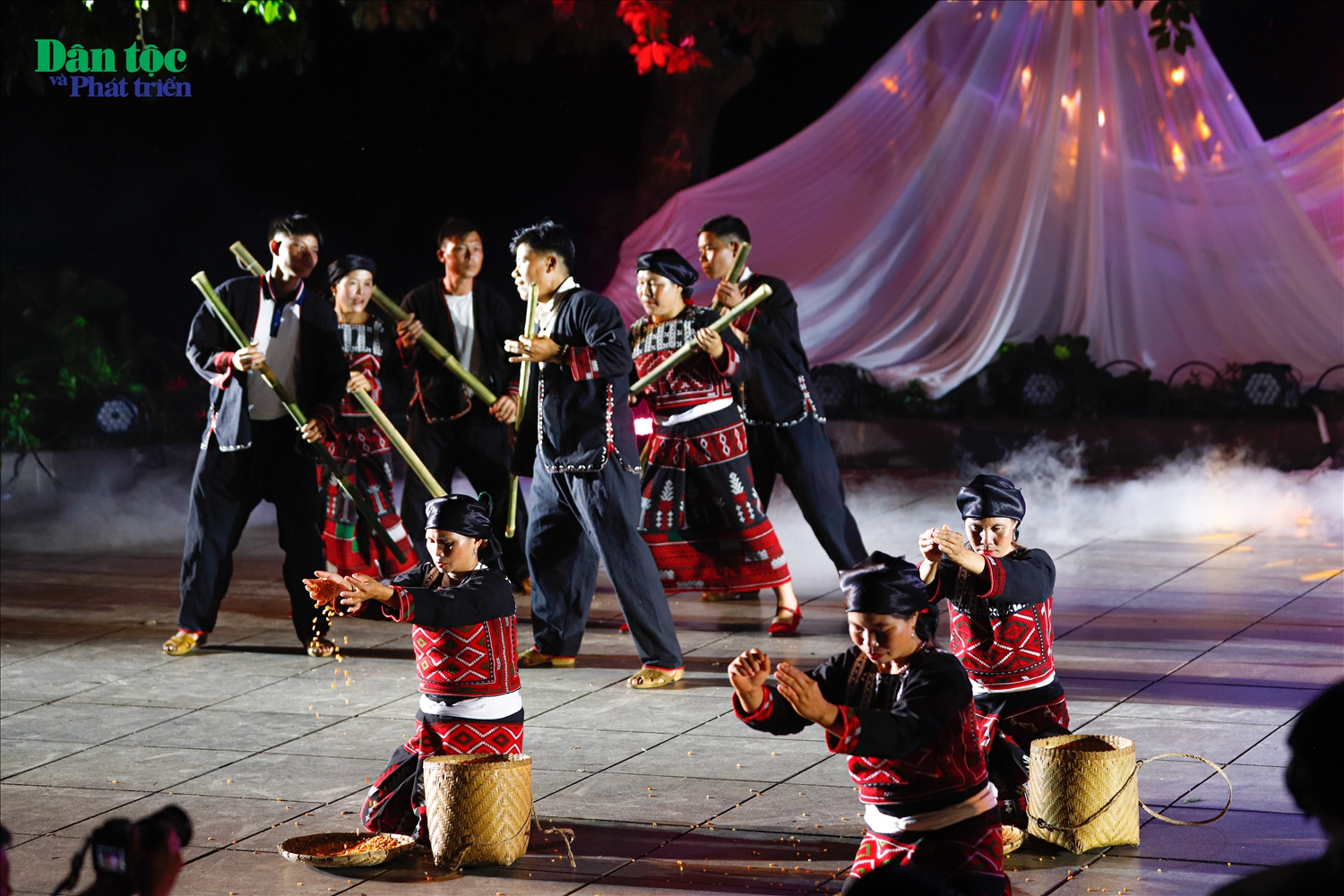 Tiết mục biểu diễn đến từ các diễn viên dân tộc Xa Phó, thị xã Sapa, tỉnh Lào Cai
