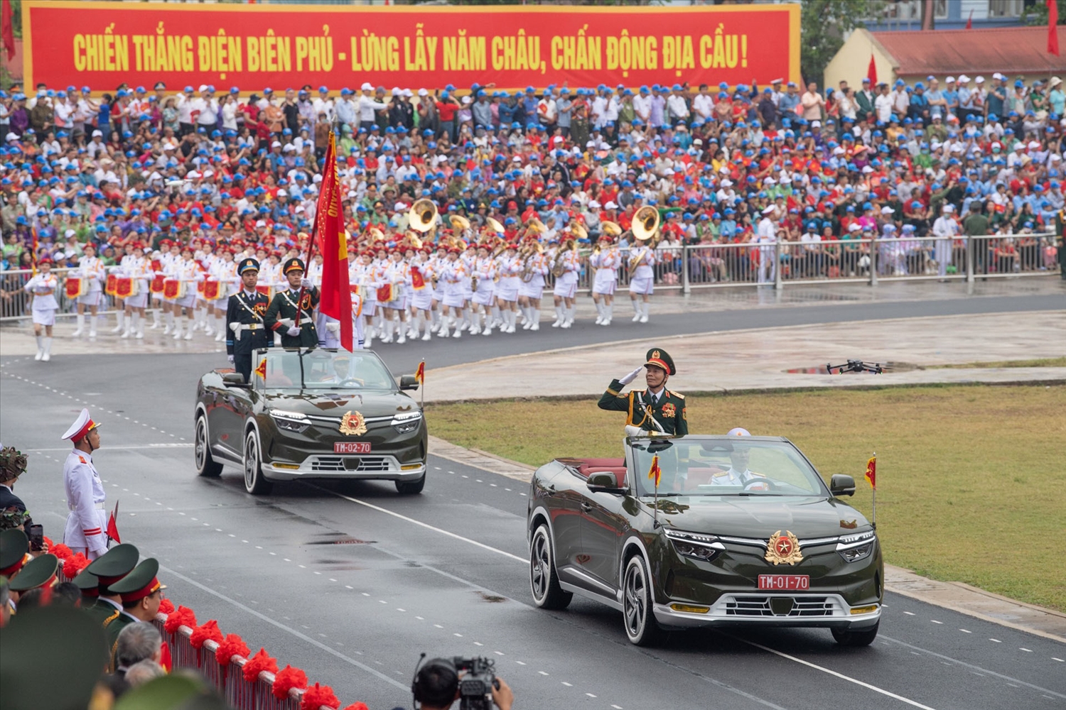 Những chiếc VF 8 mui trần xuất hiện tại sân vận động tỉnh Điện Biên