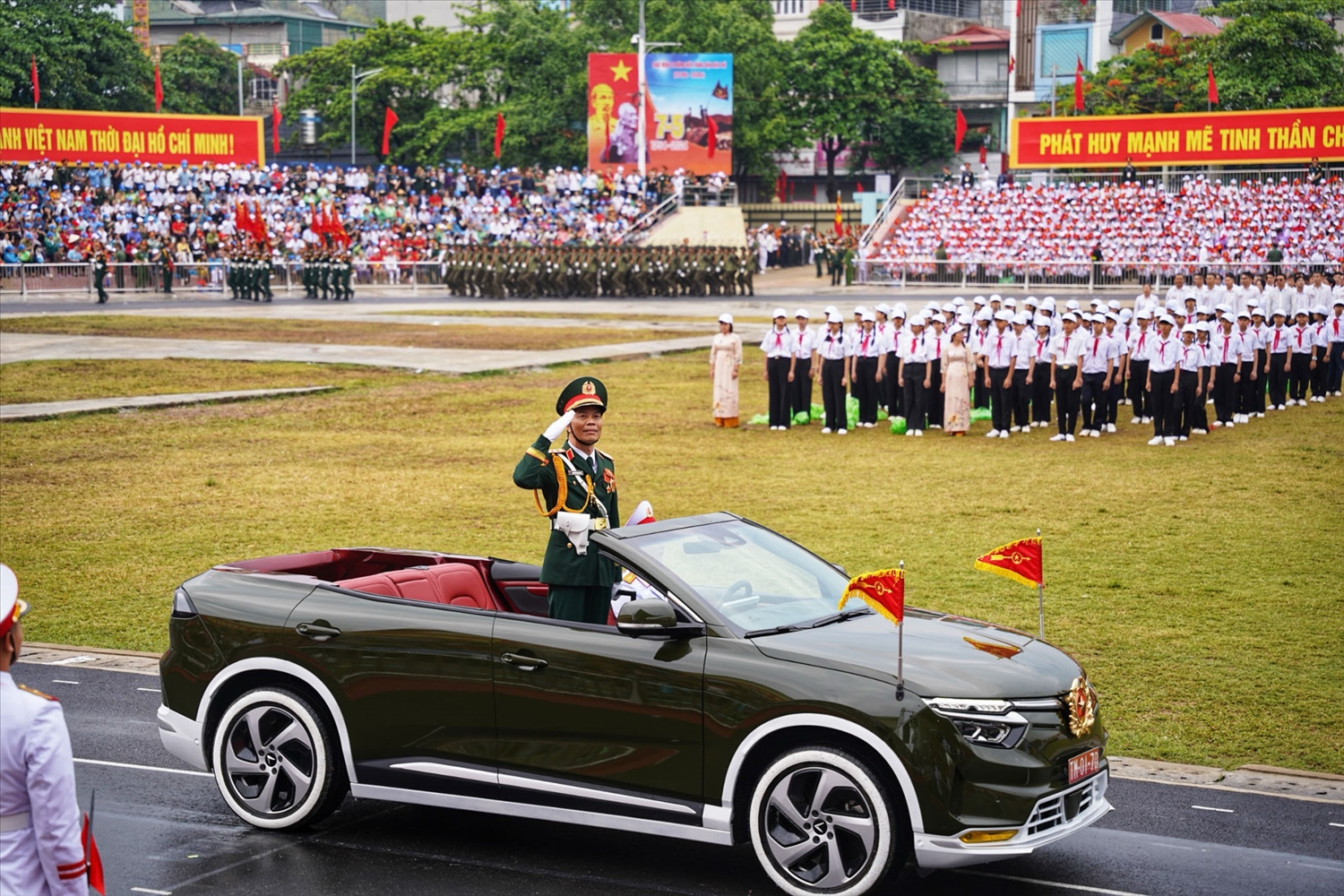 Trung tướng Nguyễn Trọng Bình trên xe chỉ huy dẫn đầu đoàn diễu binh, diễu hành.