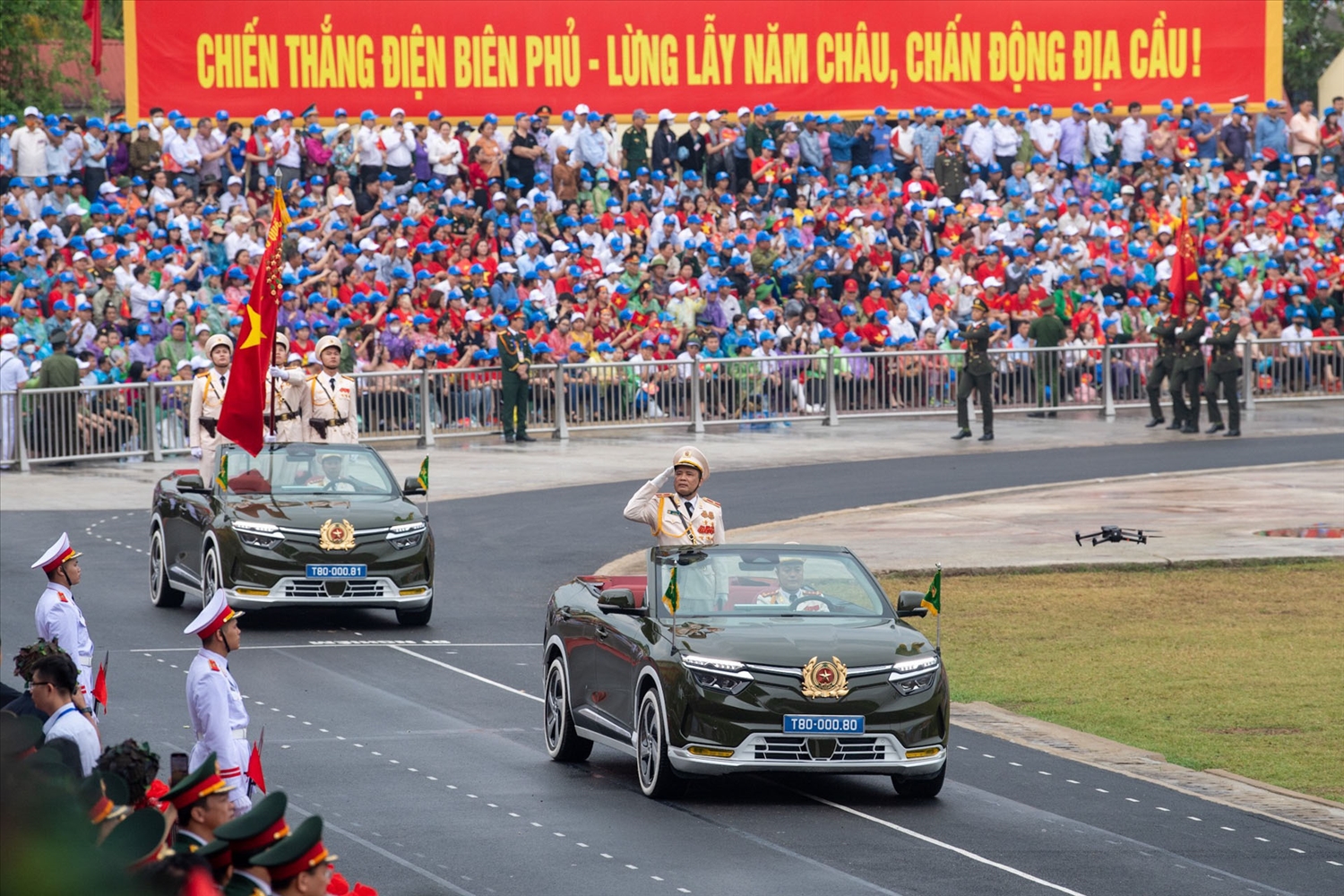 Thiếu tướng Lê Văn Hà trên chiếc VF 8 nổi bật với Công an hiệu ở đầu xe thay vị trí logo và hai lá cờ truyền thống.