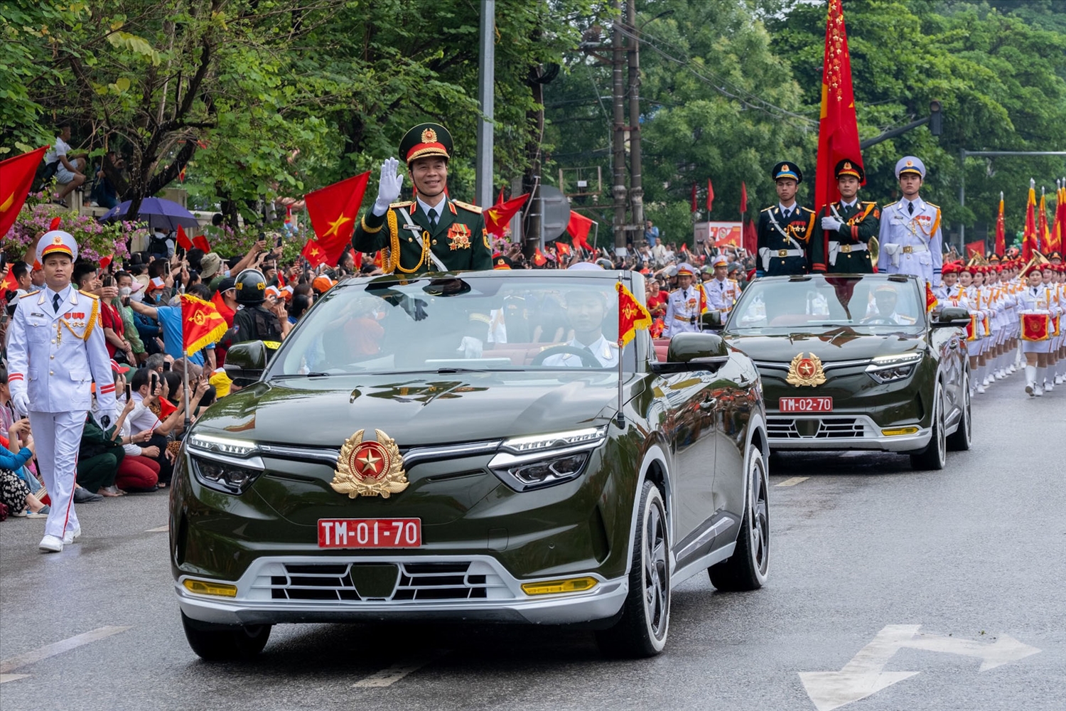 Màu sơn đặc biệt và tạo hình hoành tráng của những chiếc VF 8 mui trần đã khiến nhiều người đứng xem thích thú.