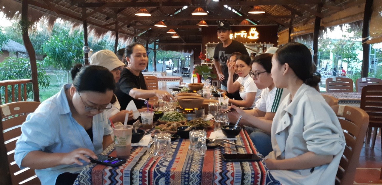 Giới thiệu với du khách về văn hoá ẩm thực Chăm tại Khánh Ly Farmstay thôn Tân Đức, xã Phước Hữu, huyện Ninh Phước.