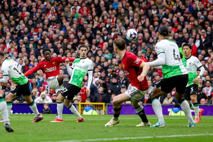 Pha cứa lòng đẳng cấp của Kobbie Mainoo đưa Man United vươn lên dẫn trước (Ảnh AFP)