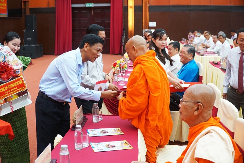 Bí thư Tỉnh ủy Sóc Trăng Lâm Văn Mẫn tặng quà cho các vị chức sắc Phật giáo Nam tông Khmer