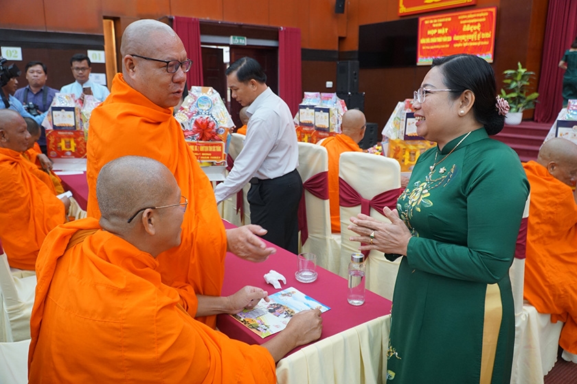 Phó Bí thư Thường trực Tỉnh ủy, Chủ tịch Hội đồng nhân dân tỉnh Sóc Trăng Hồ Thị Cẩm Đào thăm hỏi các vị chức sắc Phật giáo Nam tông Khmer