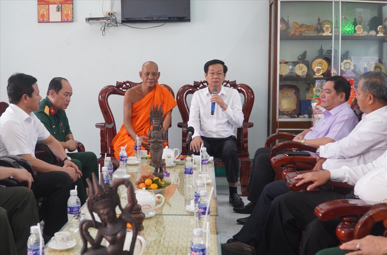 Ông Đỗ Thanh Bình đến thăm, chúc Tết Chôl Chnăm Thmây tại chùa Khlang Ong (huyện Châu Thành, tỉnh Kiên Giang)