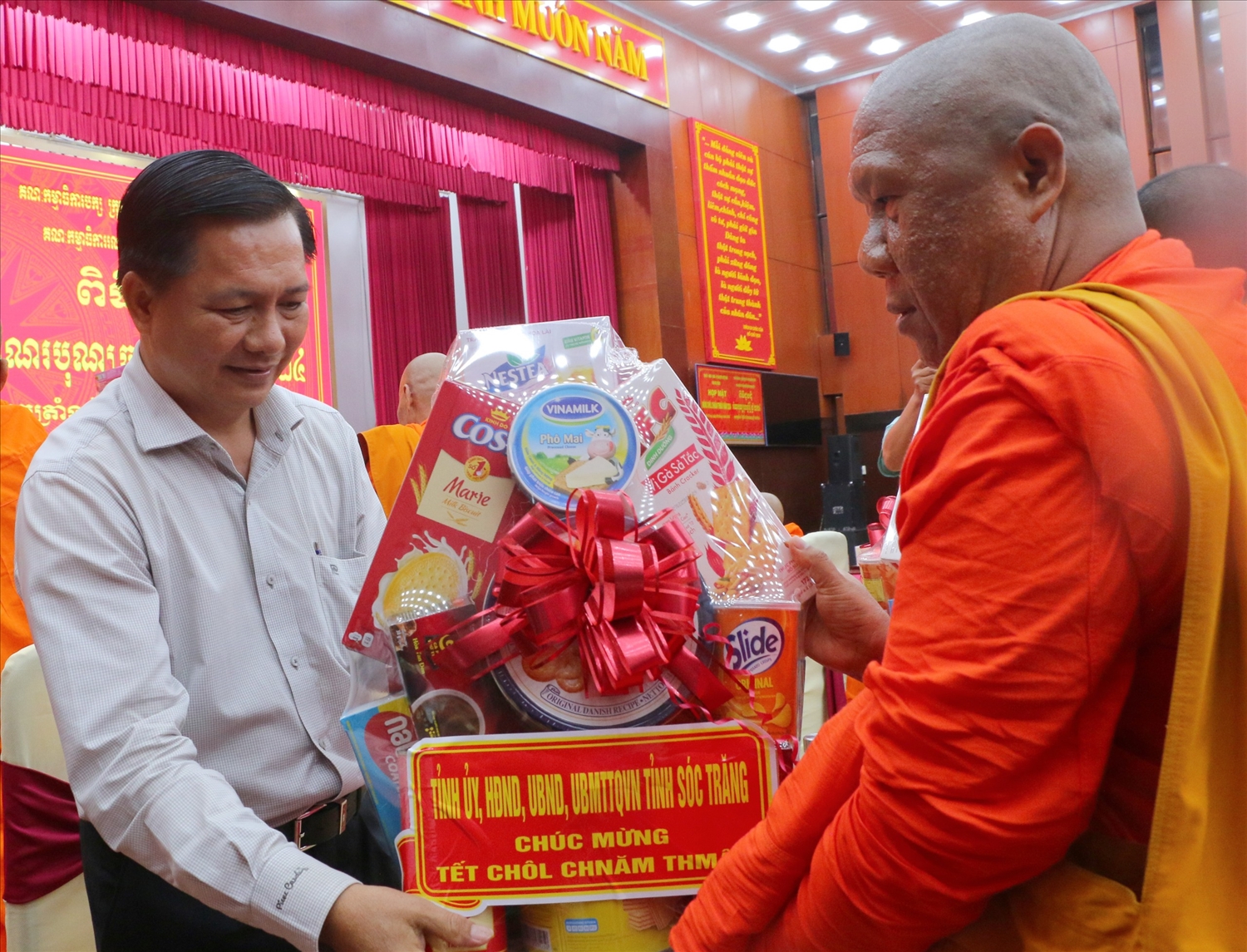 Phó Bí thư Tỉnh ủy, Chủ tịch Ủy ban nhân dân tỉnh Sóc Trăng Trần Văn Lâu tặng quà cho các vị chức sắc Phật giáo Nam tông Khmer