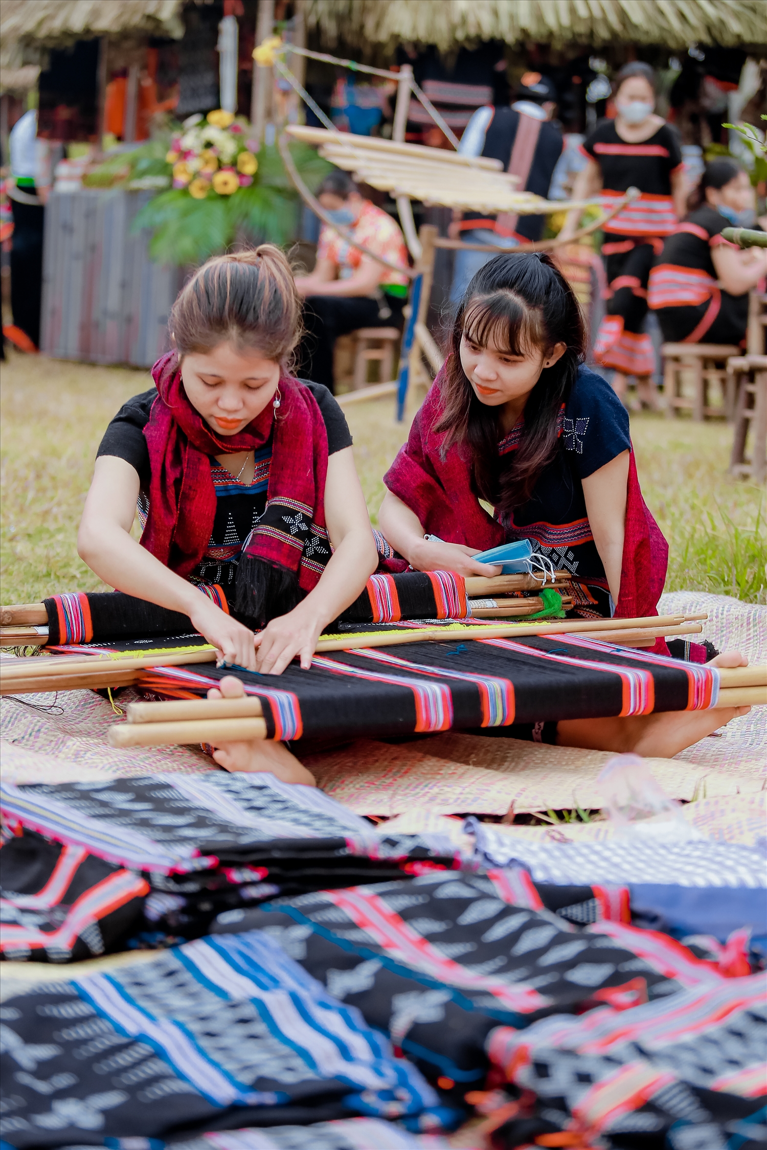 Những thiếu nữ dân tộc Tà Ôi huyện A Lưới say mê với nghề dệt Zèng